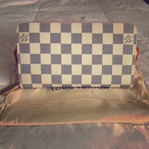 Louis Vuitton Zippy wallet Authentic